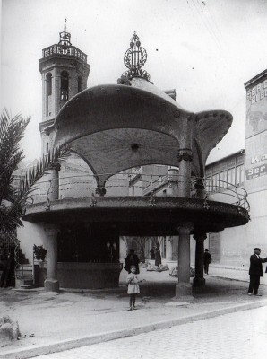 Quiosc Modernista. Autor: L. Roisin (1920)/ Col·lecció Roisin. Institut d'Estudis Fotogràfics de Catalunya.