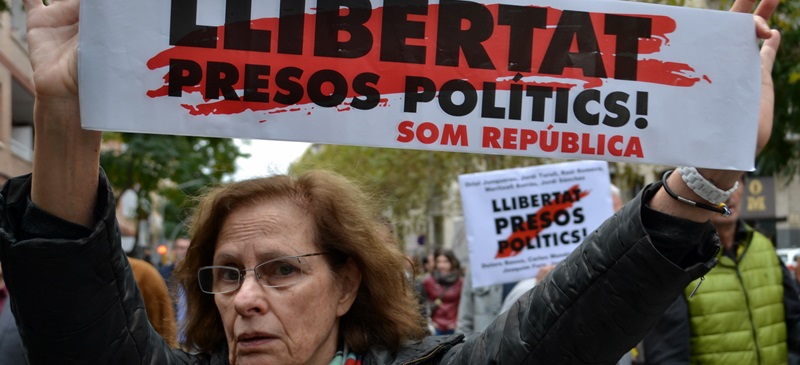 Foto portada: una manifestant, demanant la llibertat dels presos polítics. Autor: David B.