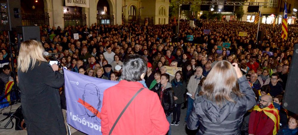 Foto portada: concentració #SabadellambForcadell a la plaça Dr. Robert. Autor: David B.