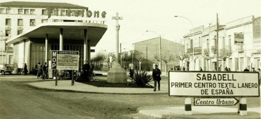 La Creu de Barberà, con la indicación 'Sabadell primer centro lanero español', y la gasolinera. Foto: AHS. 