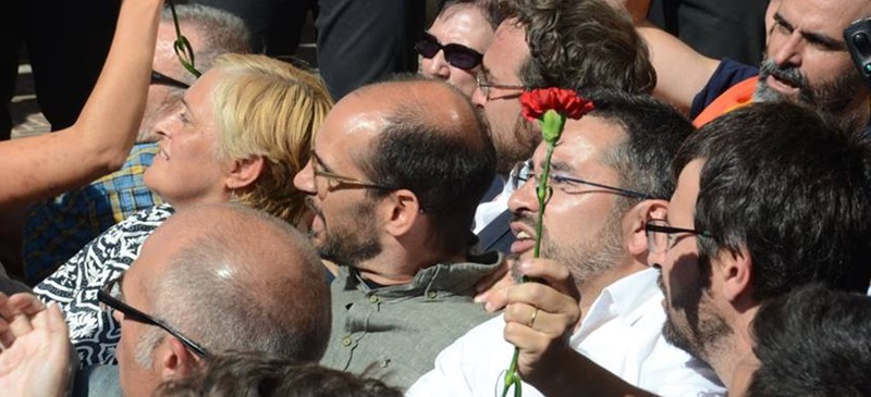 Foto portada: membres de l'equip de govern, el passat dimecres a les portes del domicili, Joan Ignasi Sànchez. D'esquerra a dreta, Marisol Martínez, l'alcalde Maties Serracant, i Gabriel Fernàndez. Darrera, Juli Fernàndez. Autor: David B.