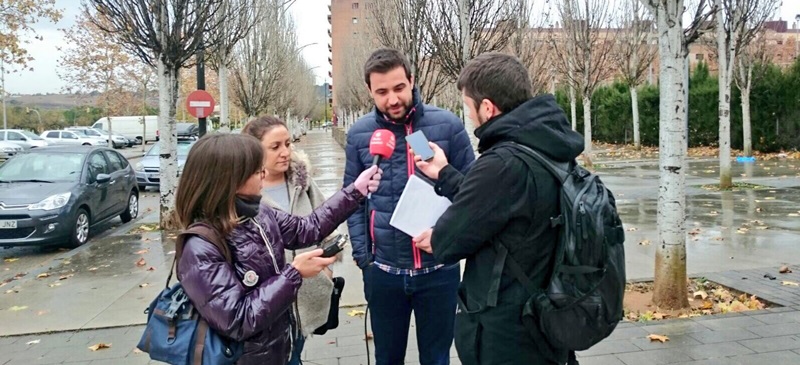 Foto portada: la regidora Anna Carrasco i Pol Gibert, atenent la premsa. Autor: PSC Sabadell.