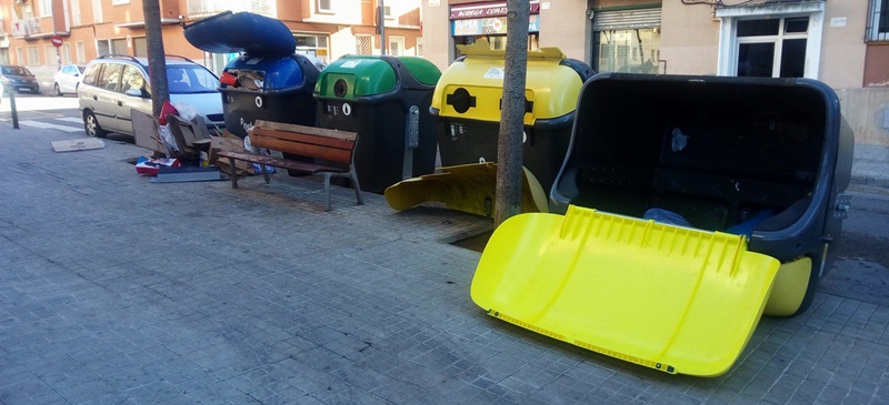 Foto portada: contenidors bolcats al carrer de Plini el Vell, a Can Rull, aquest matí. Autor: J.d.A.