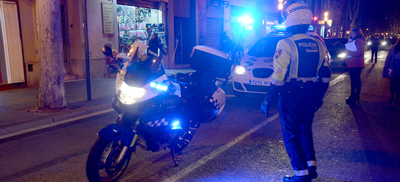 Foto portada: agents de la Policia Municipal, en un servei. Autor: David B. 