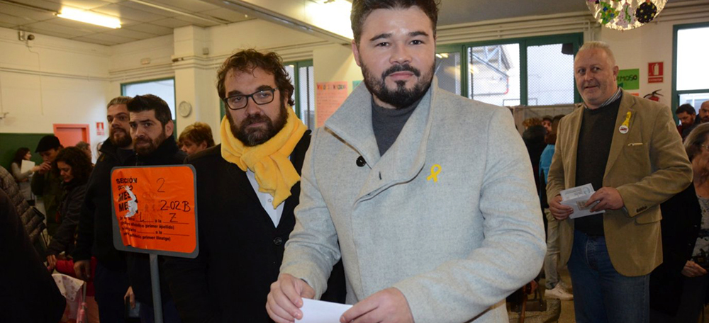 Foto portada: Rufián, a l'escola Ribatallada, votant aquest migdia. Autor: David B.