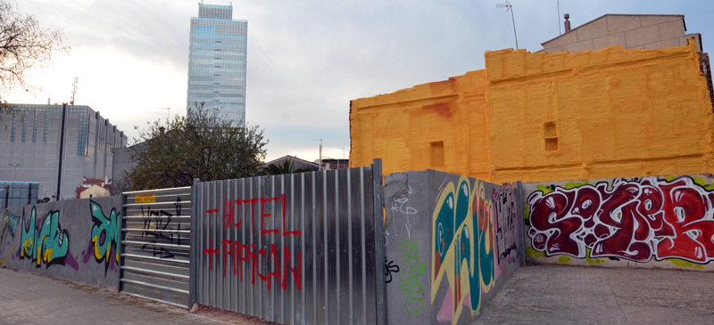 Foto portada: carrer de Pi i Margall on es projectava un hotel que ja no es farà. Autor: David B.