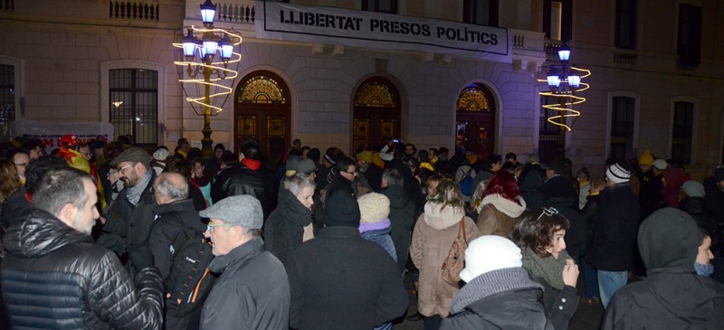 Foto portada: concentració en solidaritat amb els regidors de Reus. Autor: David B. 