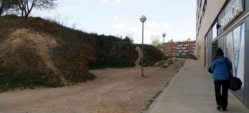 Accés als habitatges colindants al que ha de ser el parc de les Aigües. Autor: David B.