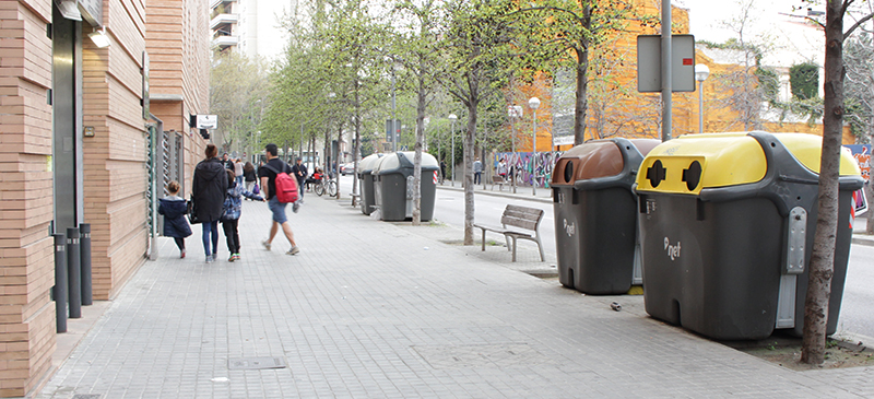 Foto portada: contenidors al carrer de les Tres Creus. Autor: N.Bueno. 