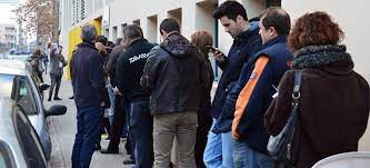 Foto portada: cues per votar a l'Amadeu Vives, a l'Eixample, abans d'obrir. Autor: David B.