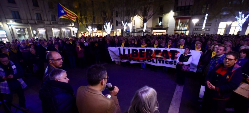 Foto portada: un moment de la concentració d'aquest dijous a la plaça Sant Roc. Foto: R.Benet / cedida. 