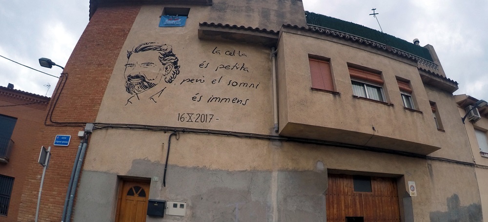 Foto portada: mural pintat a la casa familiar de Cuixart, a Santa Perpètua. Autor: ACN.