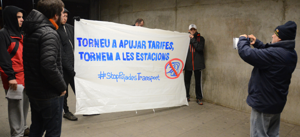 Foto portada: un usuari del ferrocarril fent una foto als membres de la Plataforma. Autor: David B.