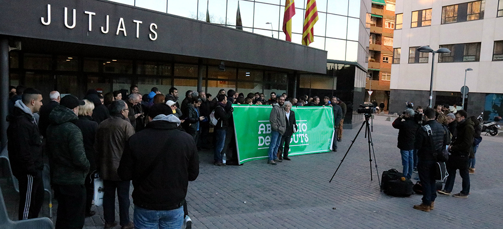 Pla general del centenar de persones que s'ha aplegat a les portes dels Jutjats de Sabadell per expressar el seu suport als encausats pel 'cas Bemba' el 18 de gener de 2018. (Horitzontal)