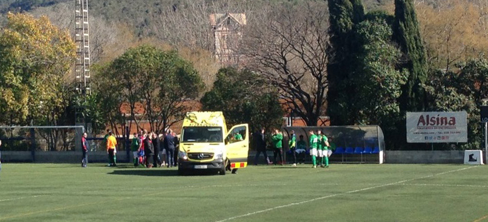 Foto portada: l'ambulància al camp vallesà. Foto via @aliciacornella via @esportsenxarxa.