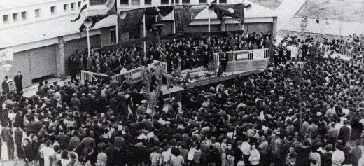 Acto de eintrega de las viviendas en la inaguración de la tercera fase (1961). Autor desconegut/AHS.