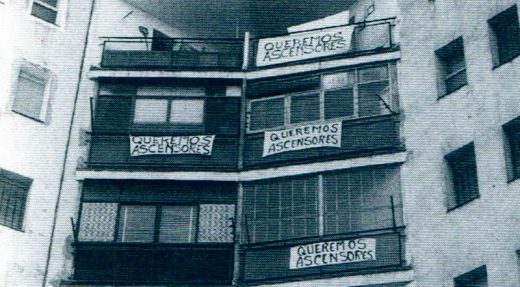 Pancartas reivindicando la reparaciòn de los ascensores (1975). Autor: Pere Farran.
