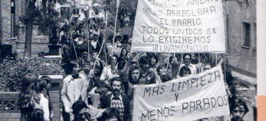 Manifestació de las escobas reclamando la limpieza del barrio (1976). Autor Pere Farran.