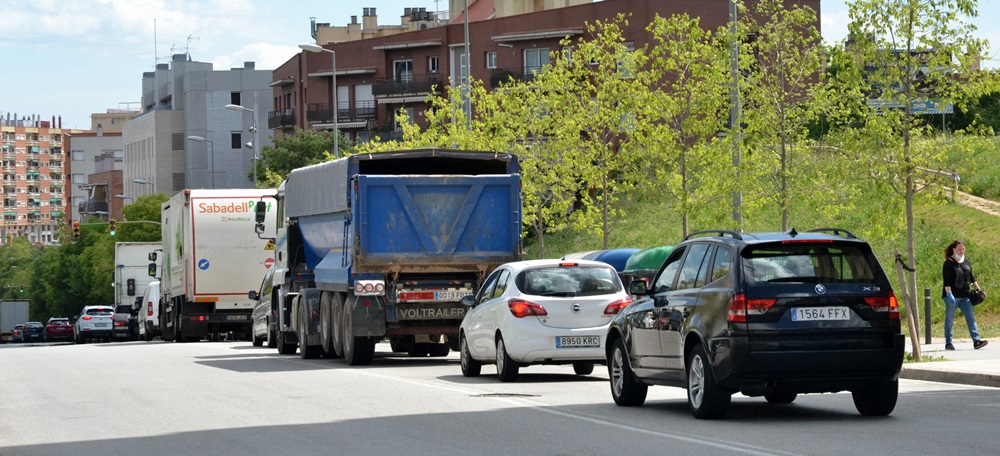 Foto portada: camions a l'avinguda d'Estrasburg, el setembre de 2021. Autor: David B.