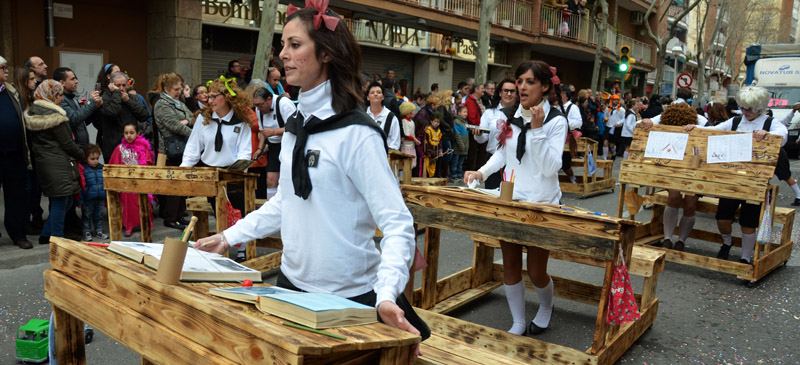 Foto portada: una de les comparses de la rua de Carnaval fa uns anys. Autor: David B.