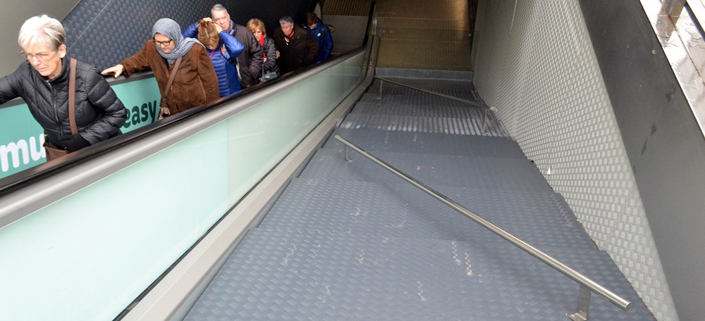 Foto portada: sortida de l'estació 'Plaça Major'. A la dreta, l'espai per a les escales mecàniques de baixada. Autor: J.d.A.