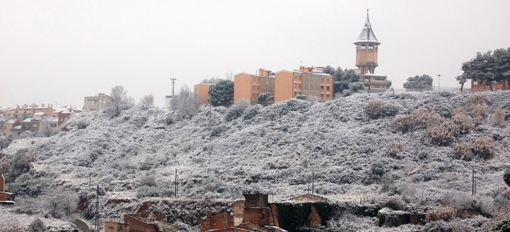 Foto portada: Torre de l'aigua nevada, l'any 2012. Autor: J.d.A.