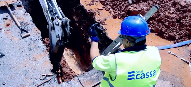 Operari treballant en unes obres d'Aigües Sabadell. Foto: cedida.