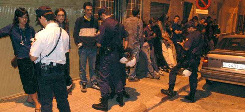 Agents de la Municipal i la Policia Nacional, identificant assistents al Bemba.