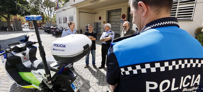 Foto portada: entrega de les motos, aquest dimecres a Can Marcet. Autor: Ajuntament / cedida.