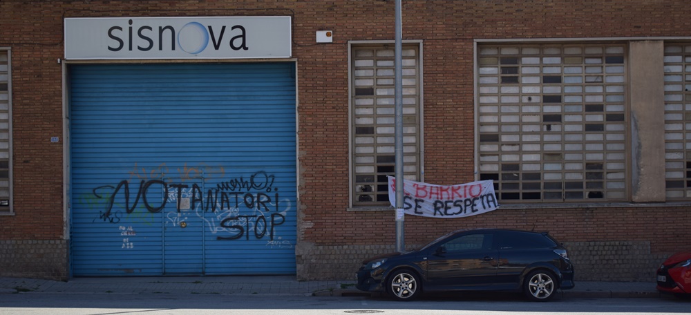 Foto portada: pintades contra el tanatori. Autor: A.Pujadas.