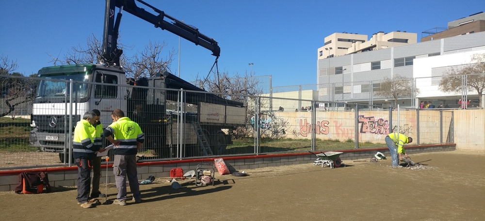 Foto portada: obres per a fer la pista esportiva a l'escola Virolet. Autor: @sbdeducacio via Twitter.