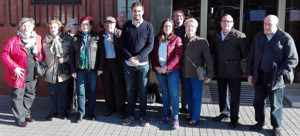 Foto portada: Gibert i Carrasco, amb militants del PSC,al carrer de Sant Josep. Autor: PSC.