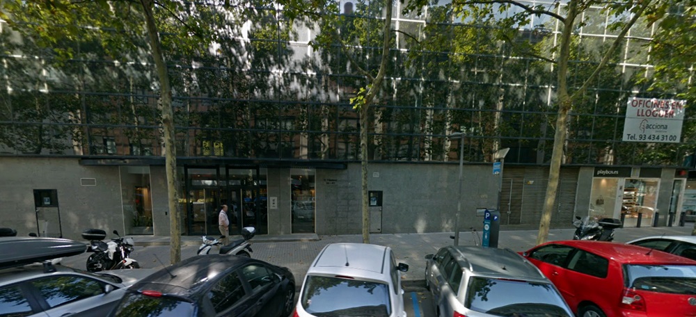 Foto portada: l'edifici d'oficines on està la gestoria que apareix al Registre Mercantil com a domicili de l'empresa.