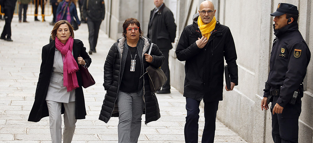 El diputat d'ERC Raül Romeva i les exdiputades republicanes Dolors Bassa i Carme Forcadell abans d'entrar a la seu del Tribunal Suprem aquest 23 de març del 2018