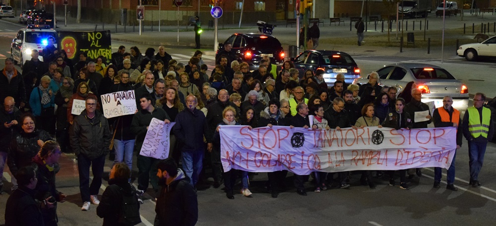 Foto portada: Manifestació contra la ubicació del nou tanatori. Autor: A. Pujadas.