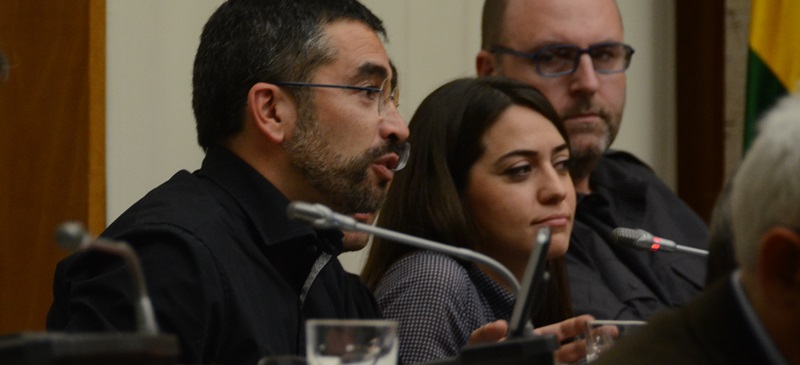 Foto portada: el concejal de ERC Gabriel Fernàndez, en un pleno. Autor: David B.