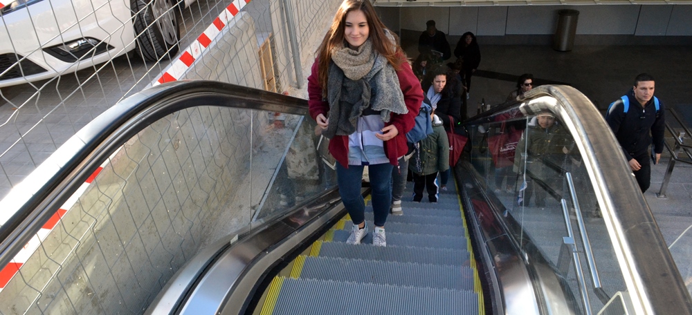 Foto portada: les escales mecàniques entre el vestíbul i el carrer, una de les novetats. Autor: J.d.A