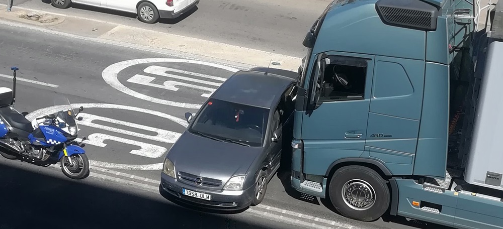 Foto portada: el camió i el vehicle, al mig de la Gran Via. Foto: @DellaEstel via Twitter / cedida. 