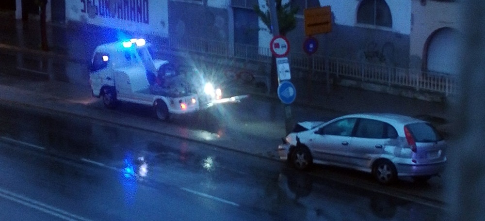 Foto portada: el vehicle accidentat. Foto: Estel·la Dellà via Twitter.