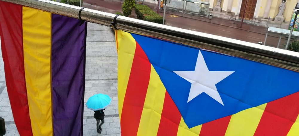 La tricolor i l'estelada a la plaça del doctor Robert. Foto: @julifernandez via Twitter.
