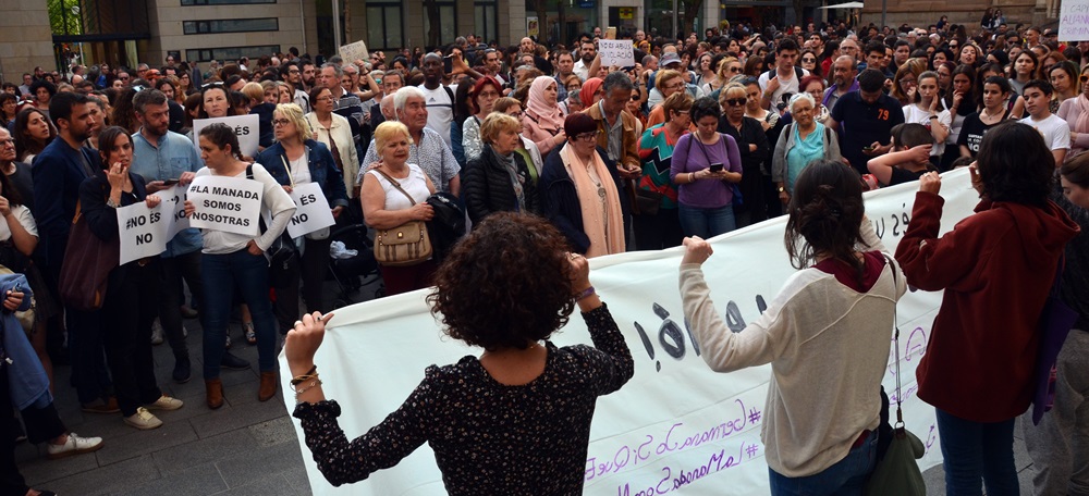 Foto portada: concentració contra la sentència a La Manada, a la plaça Sant Roc. Autor: J.d.A.
