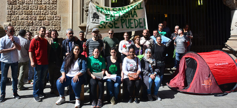 Foto portada: roda de premsa de la PAH Sabadell d'aquest divendres. Autor: David B.