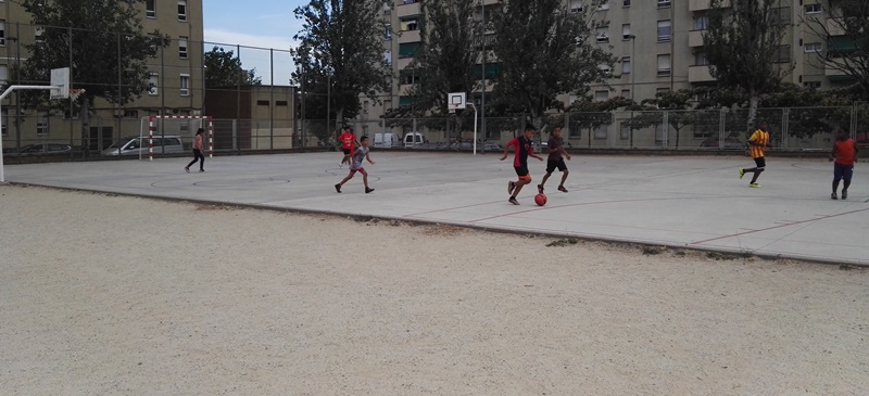 Joves jugant en un dels patis oberts, a l'escola Andreu Castells. 