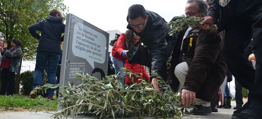 Ofrena floral a la placa a Luther King. Autor: David B.