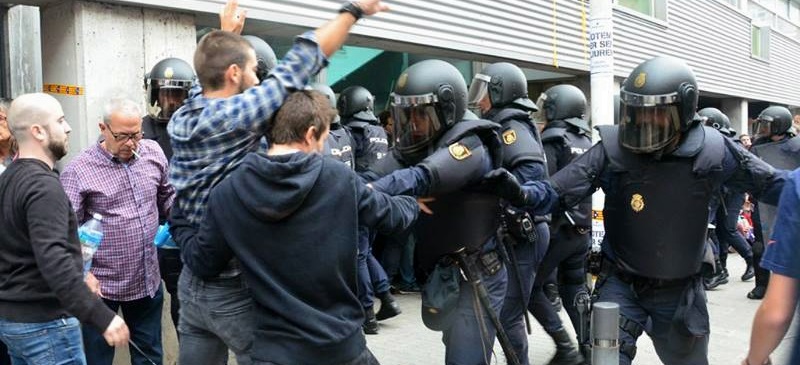 Foto portada: antiavalots de la Policia Nacional a l'escola Nostra Llar. Autor: David B.