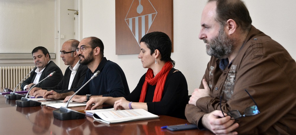 Foto portada: els regidors de l'equip de govern Ramon Vidal, Xavier Guerrero, Maties Serracant (alcalde), Glòria Rubio i Miquel Soler. Autor: J.d.A. 