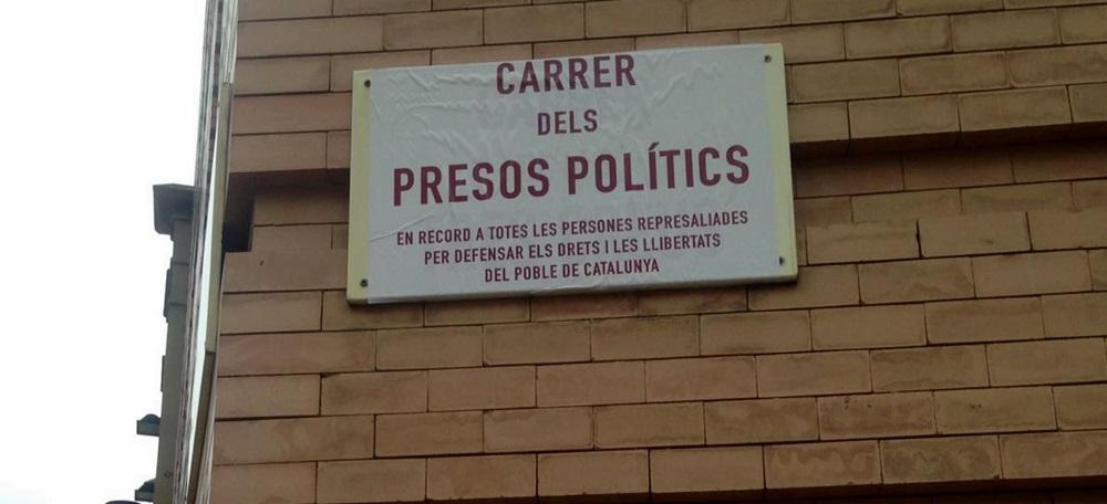 Foto portada: un detall de la placa del carrer. Autor: cedida.