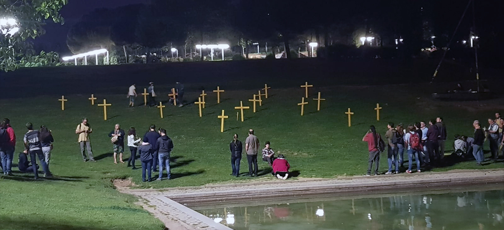 Foto portada: creus grogues a la gespa del parc de Catalunya. Autor: CDR Sabadell via Twitter.