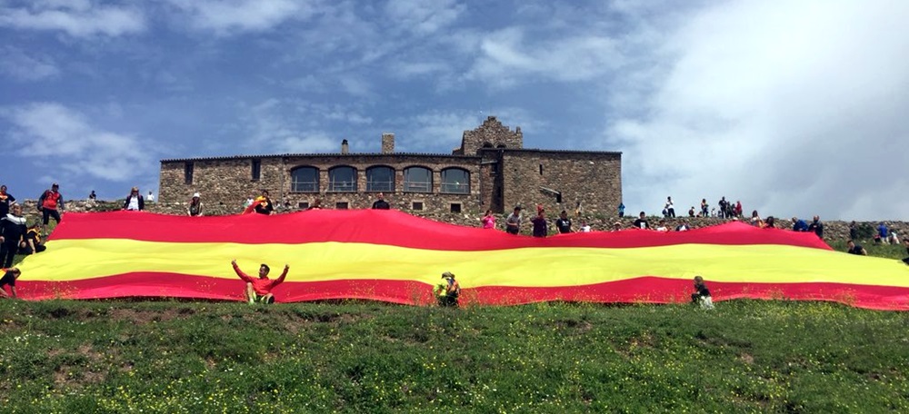 Foto portada: la bandera, a La Mola. Autor: PP Terrassa via Twitter.