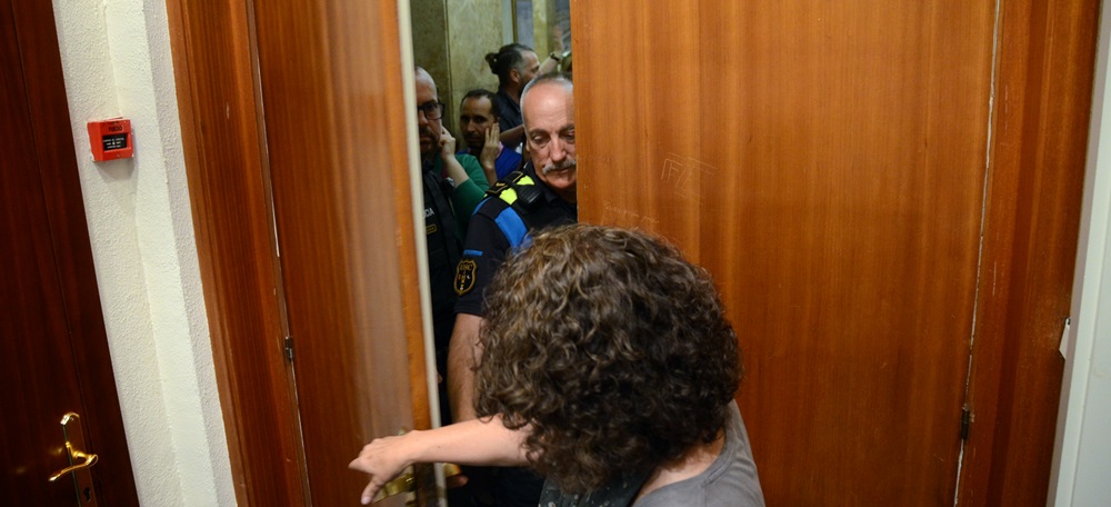 Agents de la policia tancant les portes de la sala de plens. Autor: David B.